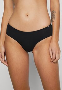Zwarte katoenen bikiniondergoed met een gladde textuur, een mid-rise ontwerp en een minimalistische stijl. Voorzien van een elastische tailleband en geen zichtbare naden.