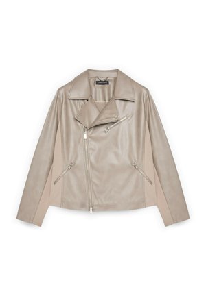 Lichtbeige leren motorjack met een asymmetrische ritssluiting, brede revers en zijzakken, met een gladde textuur en een aansluitend ontwerp.