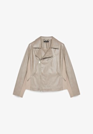 Blouson de moto en cuir beige clair avec une fermeture éclair asymétrique, de larges revers et des poches latérales, présentant une texture lisse et une coupe ajustée.