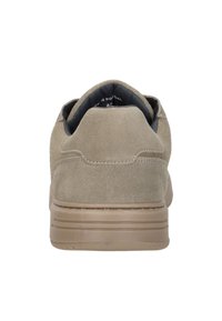 Beige suède sneakers met een ronde achterkant, een textuur bovenkant en een flexibele rubberen zool. Voorzien van subtiele stiksels en een gevoerde kraag.
