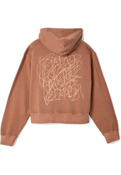 Bruine cropped hoodie met een groot, abstract beige krabbels patroon op de achterkant. Gemaakt van zachte stof met een capuchon en trekkoord.