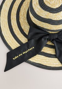 Nevybráno, black stripe