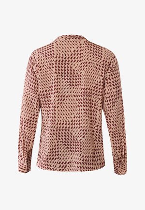 Langarmshirt met een rood en beige geometrisch patroon, voorzien van een kraag en knoopsluiting bij de manchetten, gemaakt van een textuurstof.