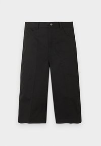 Shorts noirs mi-cuisse avec poches avant, passants pour ceinture et fermeture par bouton sur un fond uni.