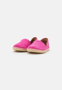 Rosa mockaskinn slip-on skor med en rundad, öppen design och en sula av jute rep, som visar synliga sömmar runt kanten.