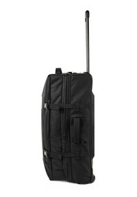 Bolsa de deporte negra con ruedas, hecha de tela texturizada, con compartimentos con cremallera, correas ajustables y un asa extensible para un transporte fácil.