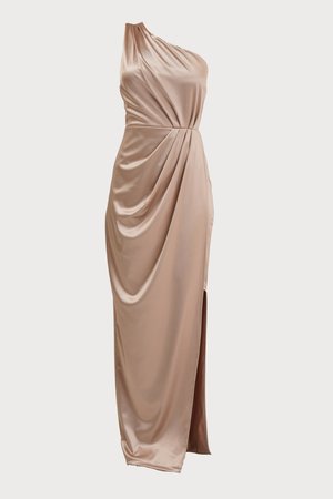 Rochie din satin cu un umăr descoperit, de culoare nude delicată, cu țesătură drapată, despicătură pe o parte și talie ajustată, care creează linii elegante.
