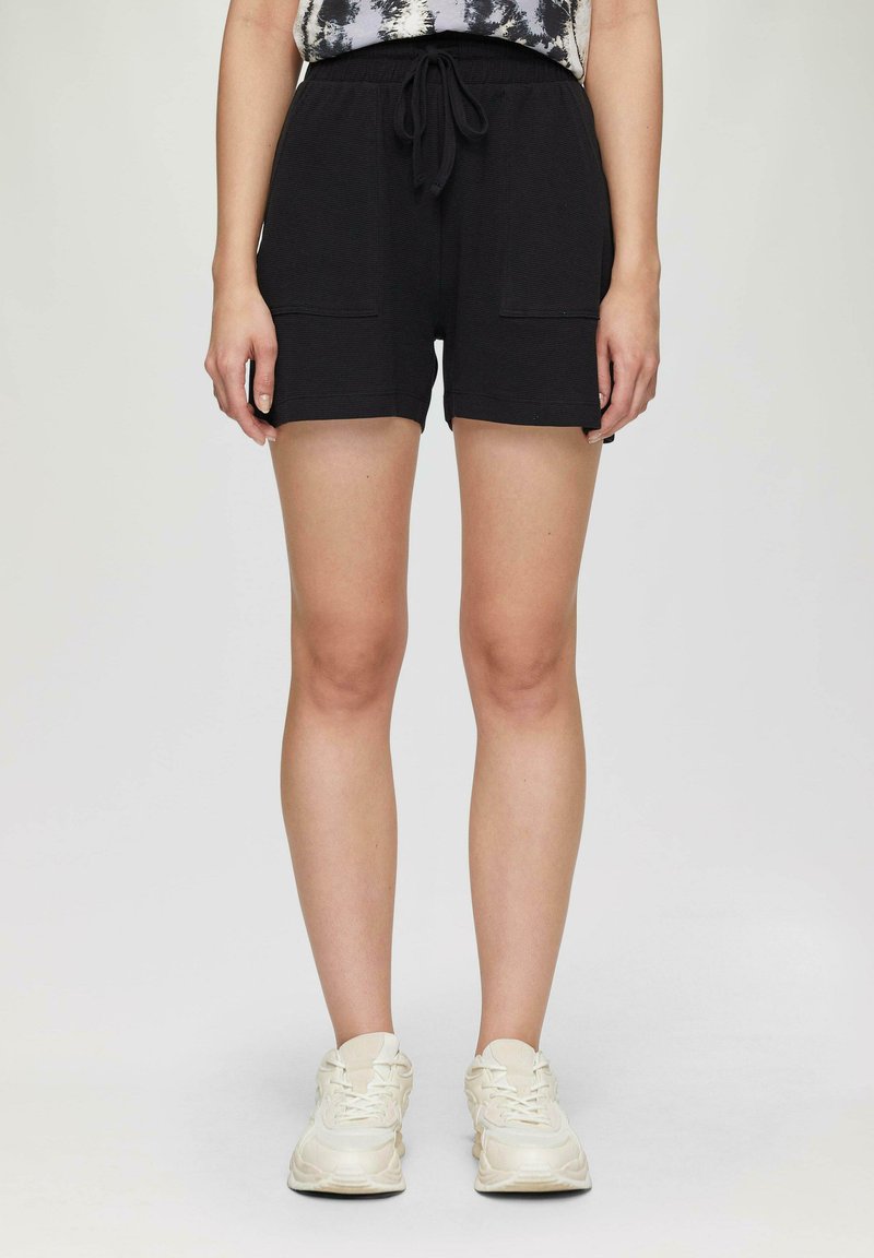 Shorts en mélange de coton noir avec deux poches latérales, taille élastique et cordon de serrage. Texture lisse, longueur genou, coupe décontractée.