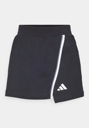 Schwarzer Sportrock mit einem figurbetonten Bund, weißen Seitenstreifen und einem kleinen weißen Logo unten rechts. Aus weichem, dehnbarem Material hergestellt.