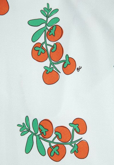 Deux grappes de six tomates cerises rouges avec des tiges vertes sur un fond blanc, illustrées dans un style simple et plat.