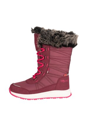 Bordeauxroter Winterstiefel mit pinken Schnürsenkeln, weißer Sohle, Fellbesatz am oberen Rand und Trollkids-Logo an der Ferse.