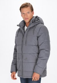 Jachetă puffer gri cu glugă, având un design matlasat, fermoar frontal și buzunare cu nasturi. Textură moale și greutate medie.