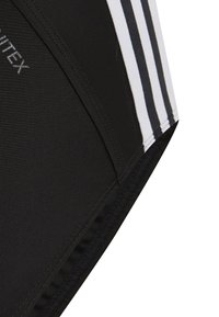 Schwarze Badeshorts mit weißen vertikalen Streifen, aus einem glatten, elastischen Material gefertigt. Verfügt über genähte Nähte und ein markiertes Logo.