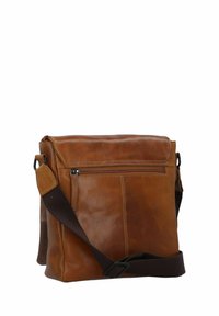 Borsa a tracolla in pelle marrone con chiusura a pattina, tasca anteriore con zip e tracolla regolabile marrone. Presenta una texture liscia e cuciture minime.