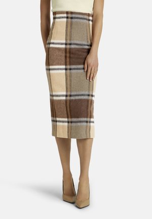 Wollen kokerrok in een beige, bruine en grijze ruitpatroon. Heeft een aansluitend ontwerp en een lengte tot op de knie, gecombineerd met nude hoge hakken.