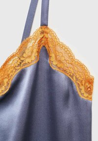Camisón de satén en azul oscuro, con un delicado borde de encaje naranja en el escote que presenta patrones florales y tirantes delgados ajustables.
