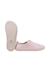 Baskets basses rose clair avec semelle beige, détails perforés sur les côtés et motif de semelle beige, vues de côté et de dessous.