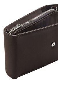 Ciemnobrązowy portfel z gładkiej skóry o wyraźnej formie. Posiada srebrny zamek błyskawiczny i zapięcie na zatrzask, a wewnątrz znajduje się wiele slotów na karty.