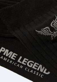 Calzini neri a coste con logo delle ali ricamato in argento e testo "PME Legend American Classic" all'orlo. Tessuto morbido e texture.
