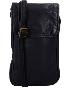 Čierna kožená taška cez rameno s predným chlopňou, mosadznou prackou na nastaviteľnom popruhu a vylisovaným logom značky na chlopni.