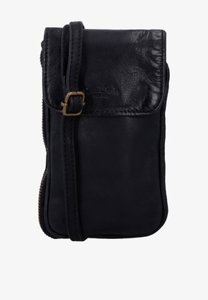 Bolso bandolera de cuero negro con solapa frontal, hebilla de latón en la correa ajustable y logo de la marca en relieve en la solapa.