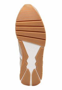 Die Sohle des Sneakers besteht aus strukturiertem braunem Gummi mit horizontalen Rillen, einer weißen Zwischensohle und einem Zickzackmuster für besseren Halt.