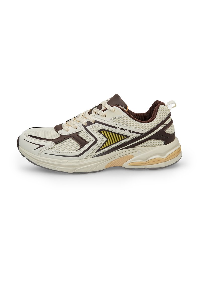 Scarpa sportiva bianca e marrone con tomaia in rete, colletto imbottito e suola in gomma. Presenta dettagli gialli e un design curvo.