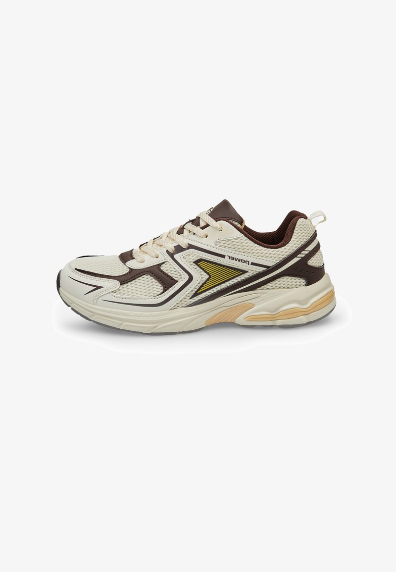 Scarpa sportiva bianca e marrone con tomaia in rete, colletto imbottito e suola in gomma. Presenta dettagli gialli e un design curvo.