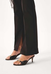 Kazar LUCIA - Kontsaga tagant lahtised kingad - black