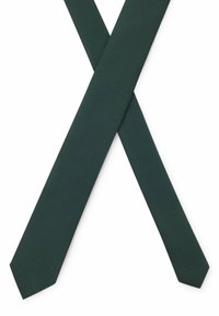 Cravate vert foncé avec une finition texturée, présentant une pointe. Le tissu a un léger éclat et un motif en diagonale à rainures.