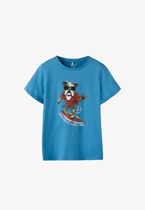 Μπλε παιδικό μπλουζάκι με εικόνα ενός μπουλντόγκ που φοράει γυαλιά ηλίου και κόκκινο πουκάμισο, σερφάροντας σε μια ριγωτή σανίδα με το κείμενο «Απόλαυσε το υπέροχο σερφ».