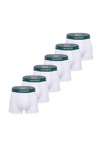 Boxer da uomo bianchi con una cintura verde scuro che presenta il logo "LACOSTE". Sei paia esposti in fila. Materiale in cotone elastico.