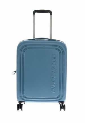 Valise rigide bleue avec quatre roues et une poignée rétractable noire, debout sur un fond blanc.