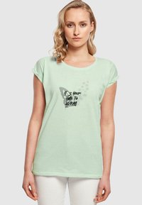 Merchcode IT´S YOUR TIME TO BLOOM EXTENDED SHOULDE - Marškinėliai su spaudiniu - neo mint
