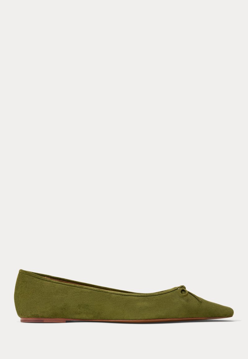 Chausson de ballet plat en daim vert olive avec un petit nœud noué sur l’orteil pointu arrondi et une fine semelle marron.