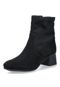 Bottine noire en matériau semblable à du daim. Elle présente un talon bloc de hauteur moyenne, une pointe arrondie et une fermeture éclair sur le côté pour un enfilage facile.