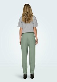 ONLY ONLRAVEN LIFE - Pantalones - grün