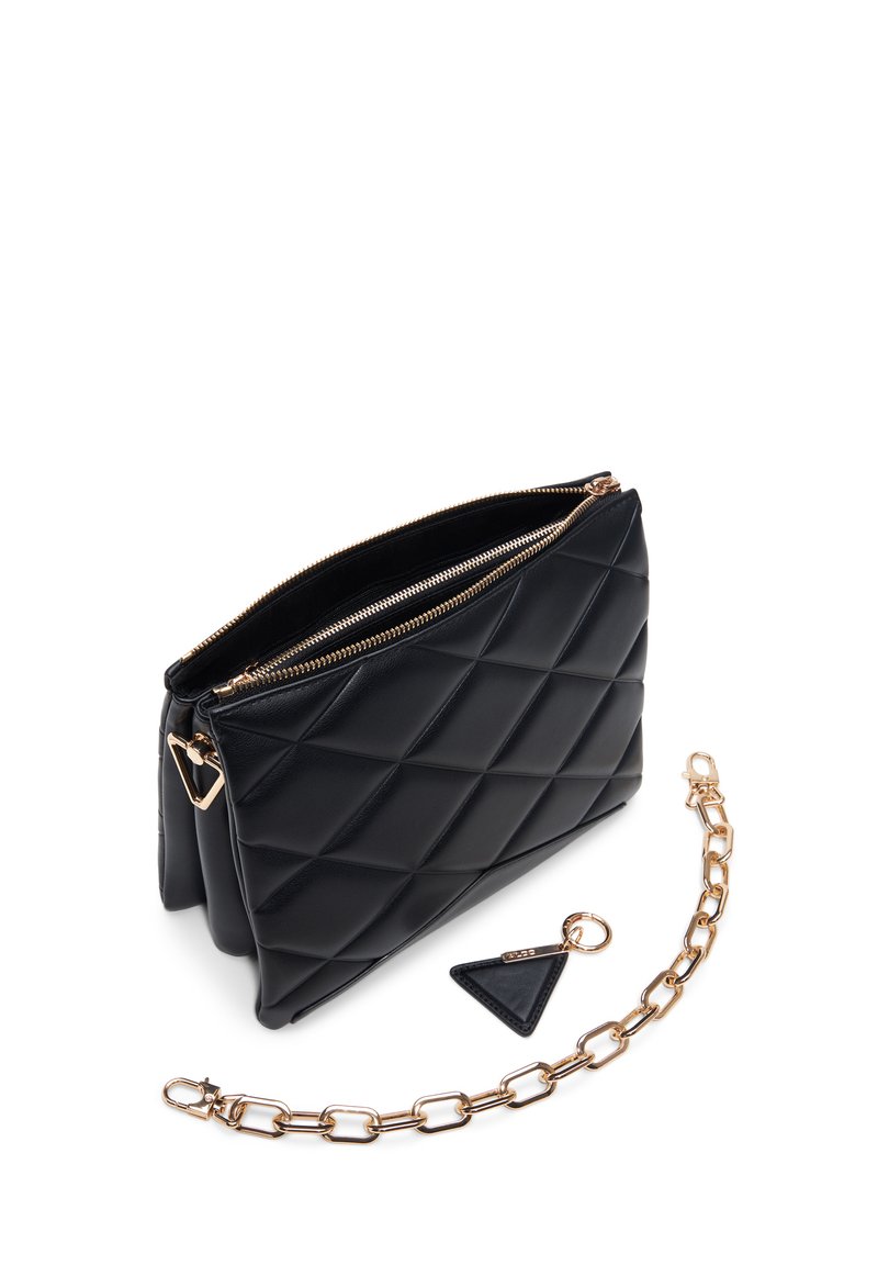 Sac à main en cuir matelassé noir avec une fermeture éclair dorée, doté d'une bandoulière chaîne amovible et d'un petit porte-clés triangulaire en cuir.
