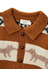 Gilet tricoté avec col, présentant des rayures orange et crème, des boutons marron et un motif de renard dans des tons neutres sur un tissu texturé.