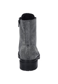 Botín gris hasta el tobillo con un patrón texturizado inspirado en reptiles, suela de goma negra, cremallera lateral y punta redondeada. Se muestra la altura completa desde atrás.