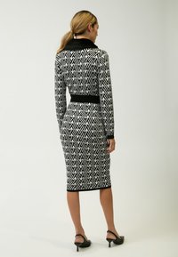 INFLUENCER COLLAR CROPPED  - Strickpullover - black