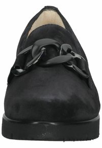 Scarpa in suede nera con punta affusolata, caratterizzata da un dettaglio in catena nera ben visibile sulla parte anteriore. Texture liscia e suola piatta.