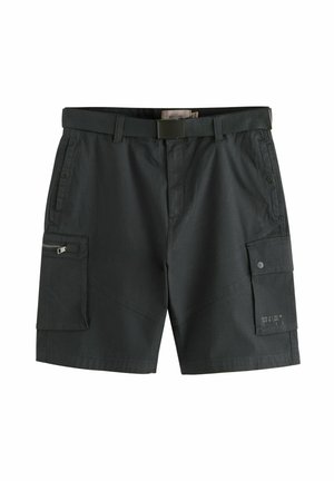 Mørkegrå cargo shorts med et bælte. Funktioner inkluderer flere lommer, en lynlåslomme på venstre ben og et struktureret stof.