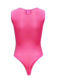 Body aderente in tessuto fucsia brillante, design senza maniche, aperture alte sulle gambe e scollatura a barchetta. Etichetta visibile sul retro.
