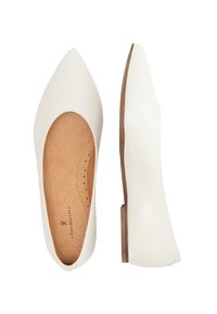 Witte leren flats met een puntige neus, minimalistisch ontwerp en een lichtbruine zool. Het interieur heeft kleine perforaties voor ventilatie.
