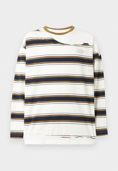 Μπλούζα με μακριά μανίκια και στρογγυλή λαιμόκοψη, με οριζόντιες μπλε ναυτικές και καφέ ρίγες σε λευκό φόντο και μικρή τσέπη στο στήθος με ετικέτα.
