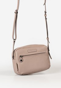 Borsa a tracolla rosa chiaro realizzata in pelle testurizzata, con tasca anteriore con cerniera e tracolla regolabile. Finitura liscia con hardware minimale.