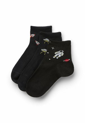 Chaussettes noires à la cheville avec des motifs sur le thème de l'espace : fusées, OVNIs, un astronaute et des planètes ; texture tricotée avec broderie colorée.
