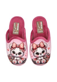 Zapatillas con una parte superior de tela rosa que presenta un diseño de oso de dibujos animados, un lazo de lunares y corazones. Interior suave y acolchado para mayor comodidad.
