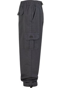 Pantalones cargo de color gris oscuro con cintura elástica, bolsillos con solapa y botón en los laterales y en la parte trasera, y puños ajustables en los tobillos.